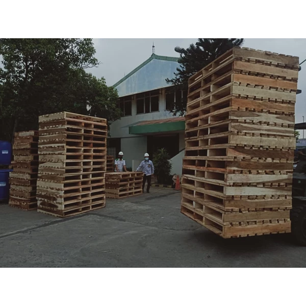 wooden pallets for chemicals