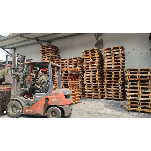 industrial wooden pallet 110